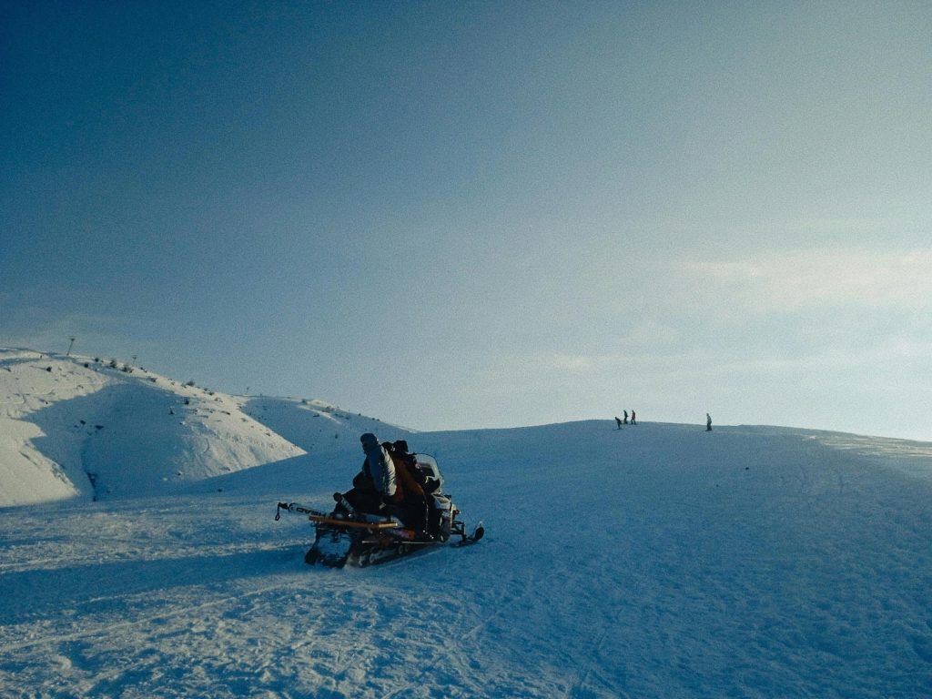 Moottorikelkka tunturin laella